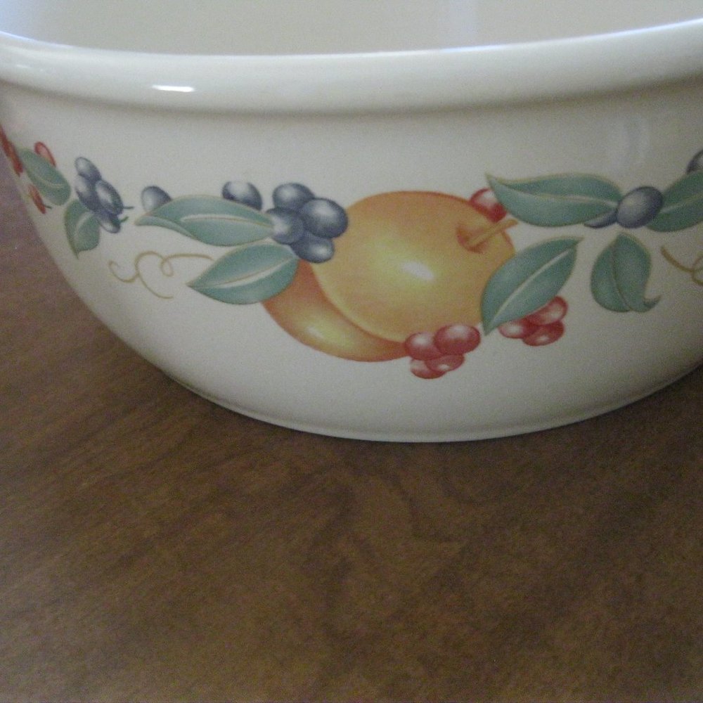 Large 2 1/2 quart Corelle Bowl = Abundance